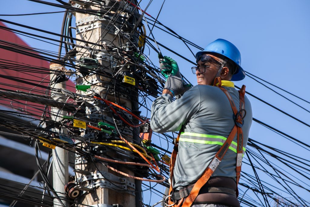 Operação remove mais de 1,1 mil metros de cabos irregulares no Centro de Cuiabá