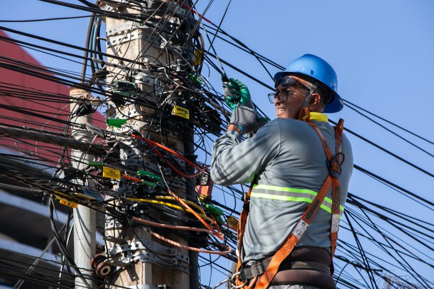 Operação remove mais de 1,1 mil metros de cabos irregulares no Centro de Cuiabá
