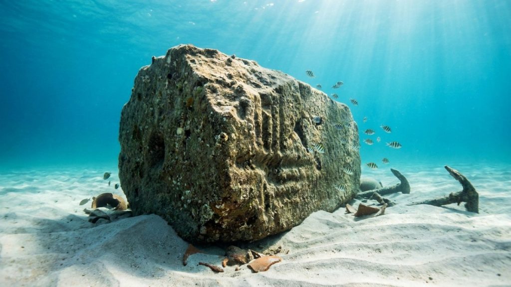 arqueologos-retiram-do-fundo-do-mar-partes-de-uma-das-7-maravilhas-do-mundo-antigo-apos-seculos-submersas