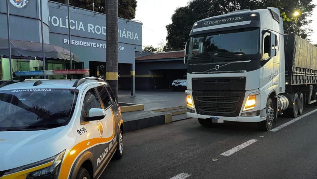 POLÍCIA RODOVIÁRIA RECUPERA CAMINHÃO ROUBADO E PRENDE RECEPTADOR EM PRESIDENTE EPITÁCIO policia-rodoviaria-recupera-caminhao-roubado-e-prende-receptador-em-presidente-epitacio