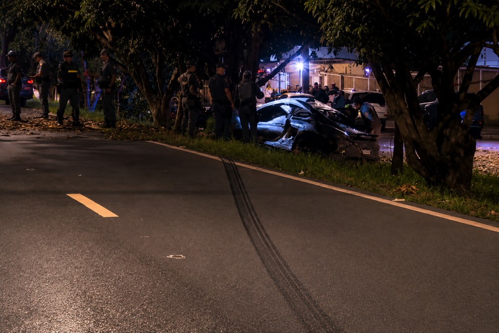 Casal morre após Porsche bater em árvore e pegar fogo no interior de SP casal-morre-apos-porsche-bater-em-arvore-e-pegar-fogo-no-interior-de-sp