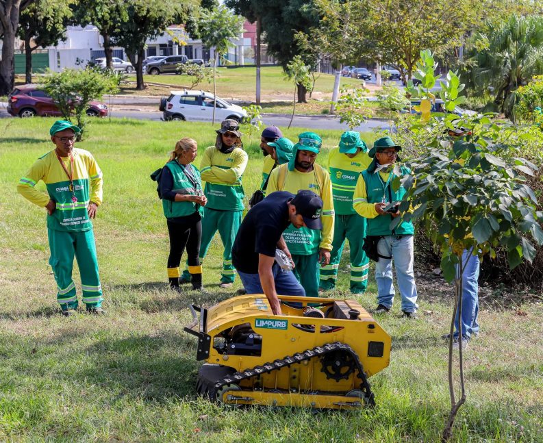 Limpurb de Cuiabá capacita servidores para operar robôs de roçagem e ampliar eficiência dos serviços urbanos